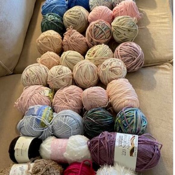 LOT OF 100% WOOL YARN BONANZA - 42 SKEINS - Picture 2 of 6